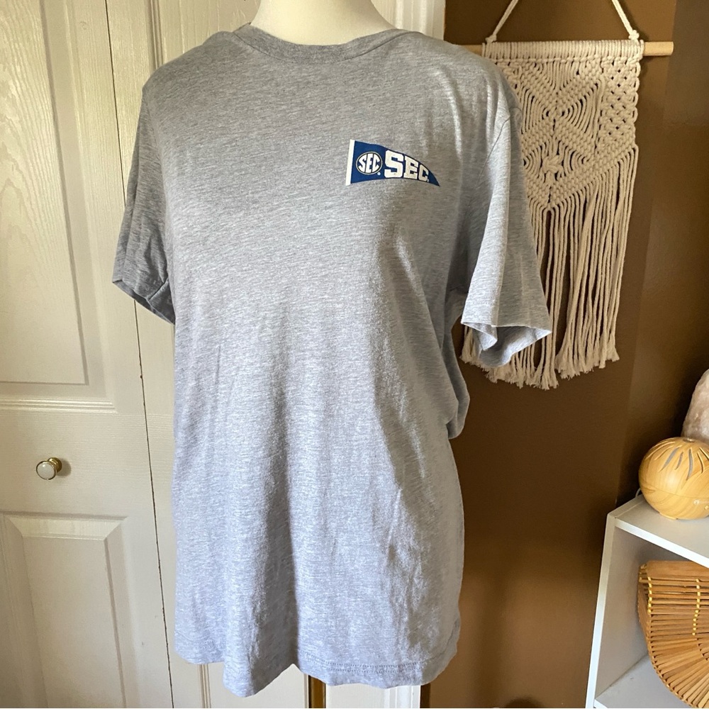 New World Graphics SEC Colleges Tshirt / Size M